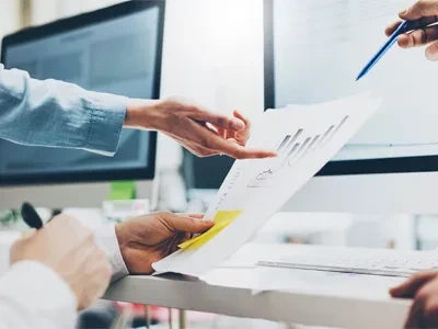 Operatore sanitario di Post-90: Spazzare il pavimento non è un lavoro facile