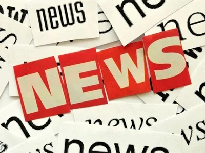 Il piede destro dell'operaio è affondato più in profondità nel cemento e i vi...
