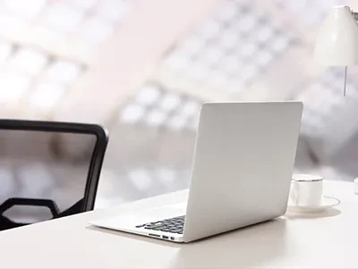 La polizia stradale che indossa giubbotti catarifrangenti indaga su 56 veicol...