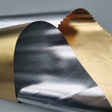 L'artista ricicla materiali riflettenti per creare pezzi nostalgici e romantici