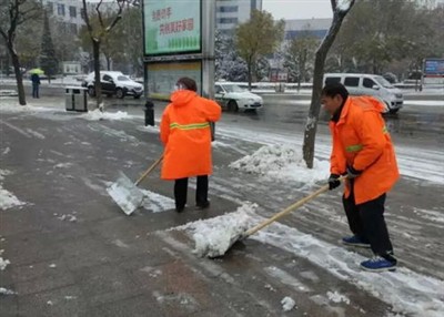 Quali vantaggi apportano gli indumenti riflettenti agli addetti alle pulizie?