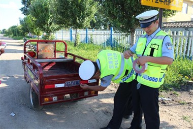 Piccoli adesivi riflettenti, illuminano le masse in modo sicuro fuori strada