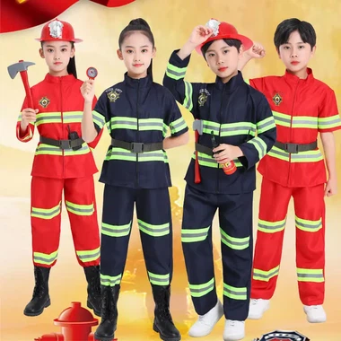 Indossando giubbotti catarifrangenti, siamo anche come piccoli vigili urbani,